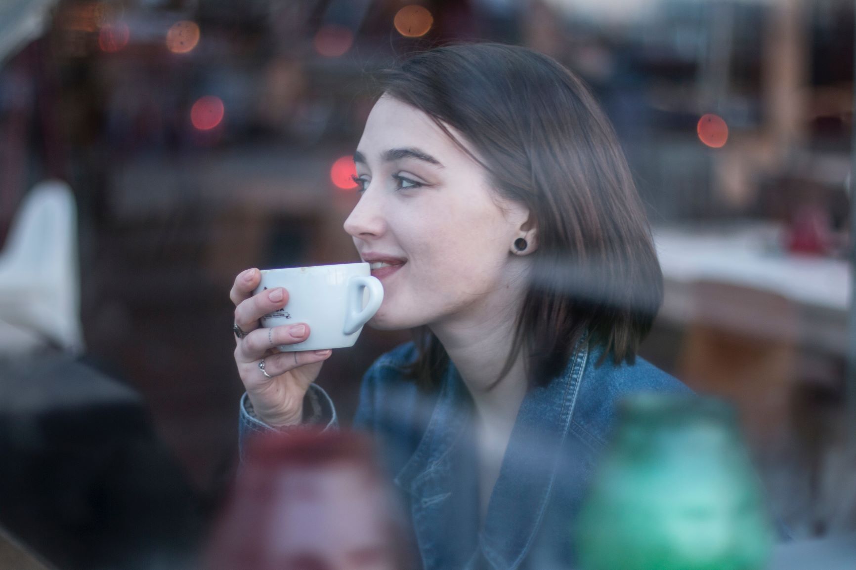 une étudiante boit son café